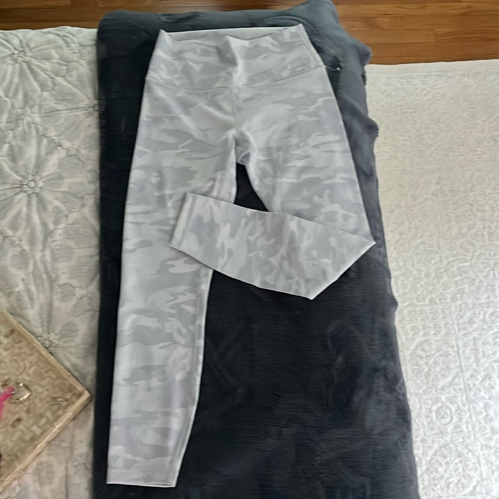 Lululemon Wunder Under Ribbed HR Tight Size 8